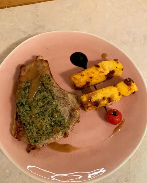 Pièce de viande accompagnée d'une garniture dorée