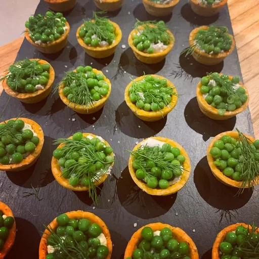 Bouchées apéritives garnies de petits pois