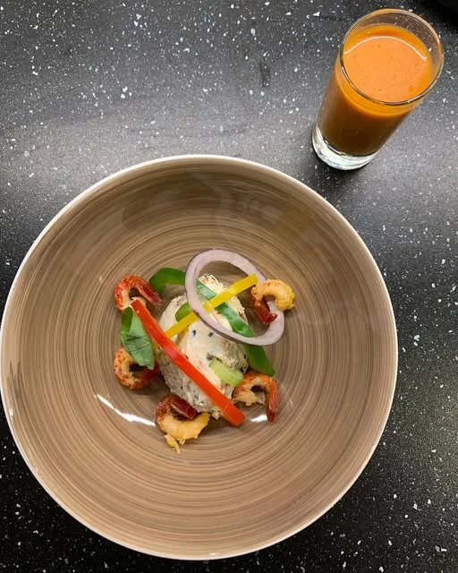 Assiette gastronomique accompagnée d'une sauce orangée