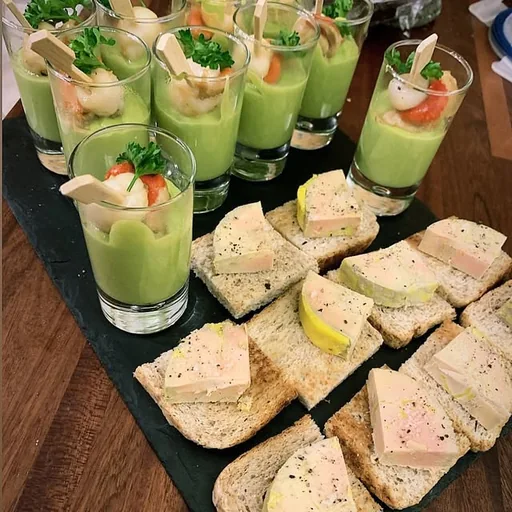 Verrines vertes et toasts gourmands dressés sur ardoise